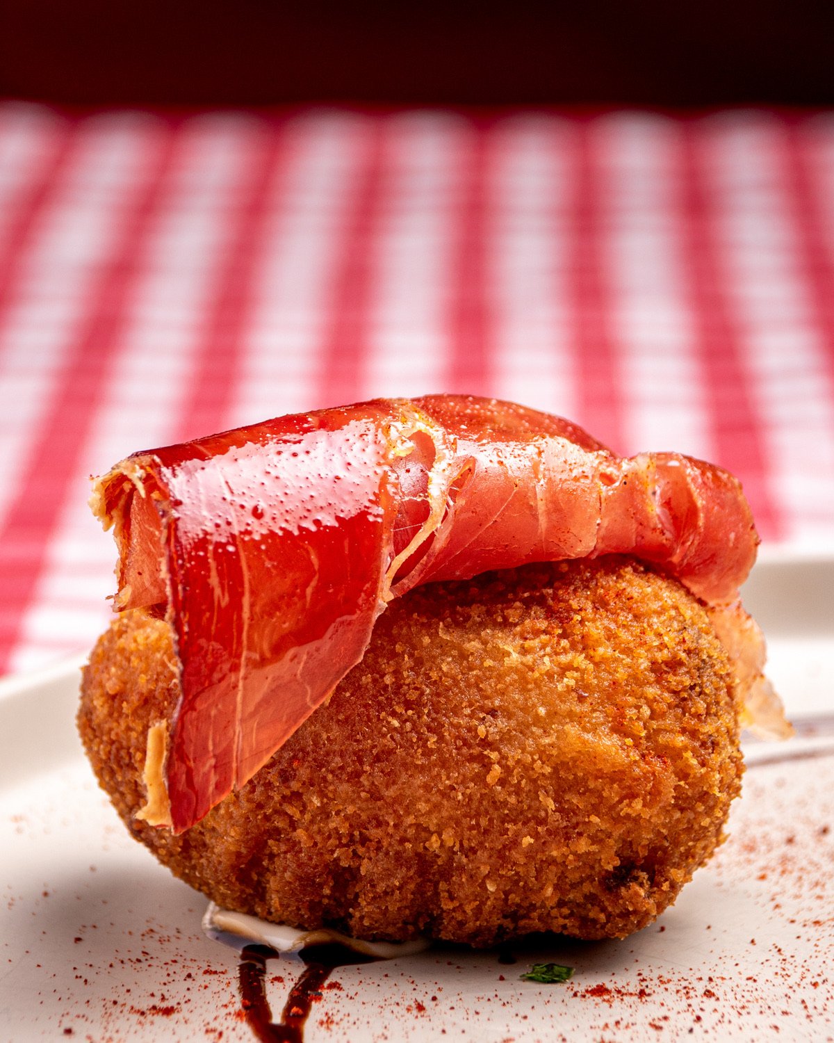 Croqueta con jamón ibérico — fotografía profesional