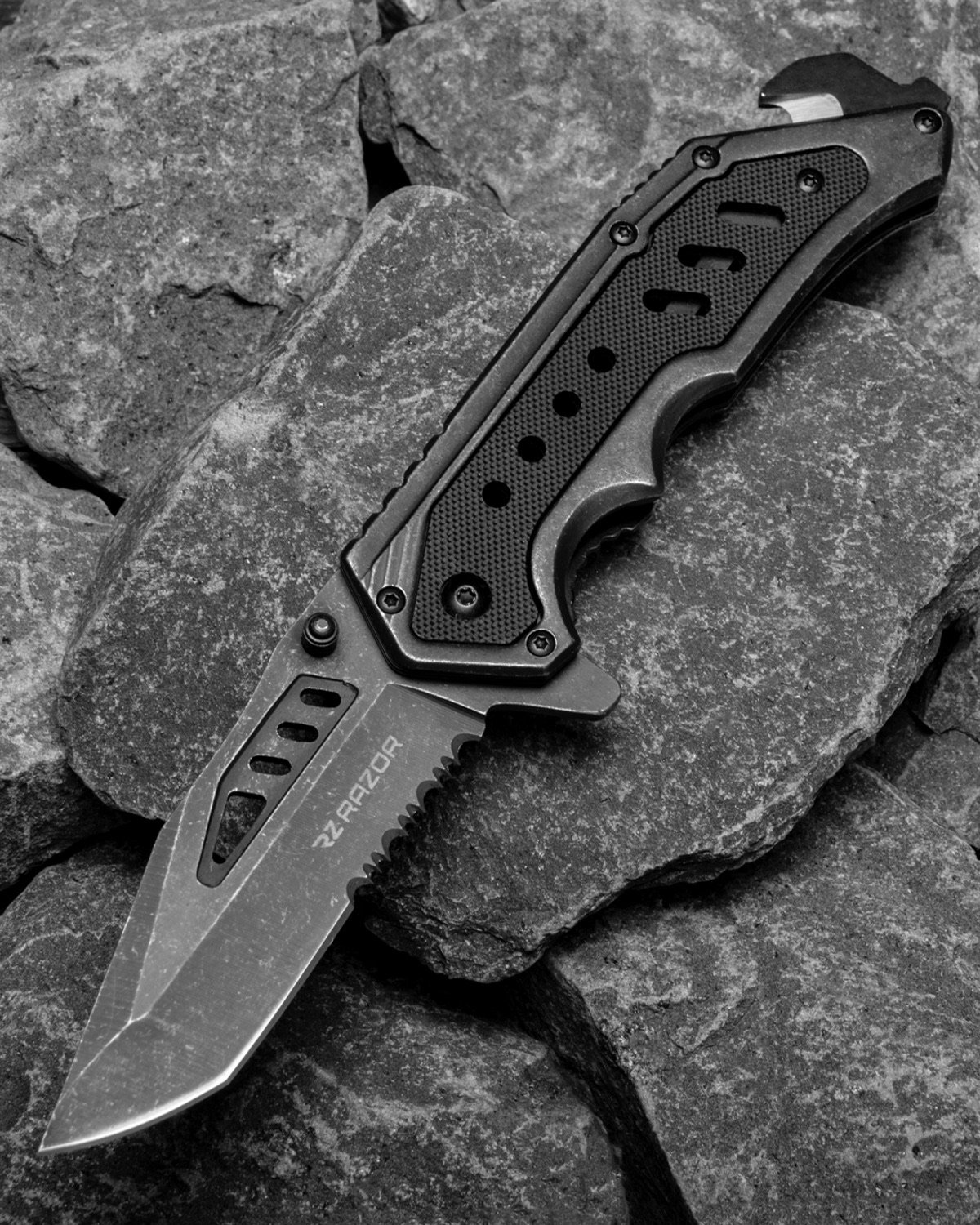 Cuchillo Razor sobre rocas — fotografía profesional