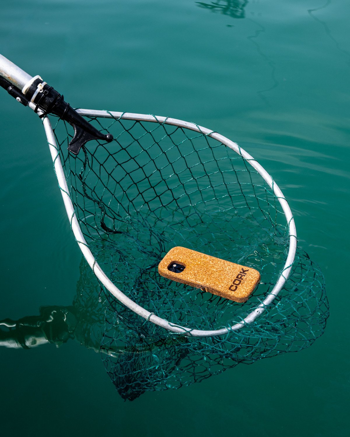 Funda CORK en red de pesca — fotografía profesional