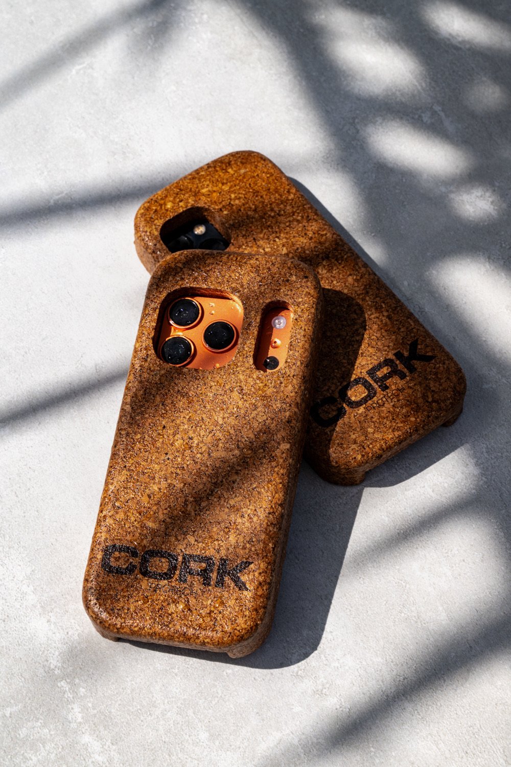 Fundas CORK con sombras — fotografía profesional